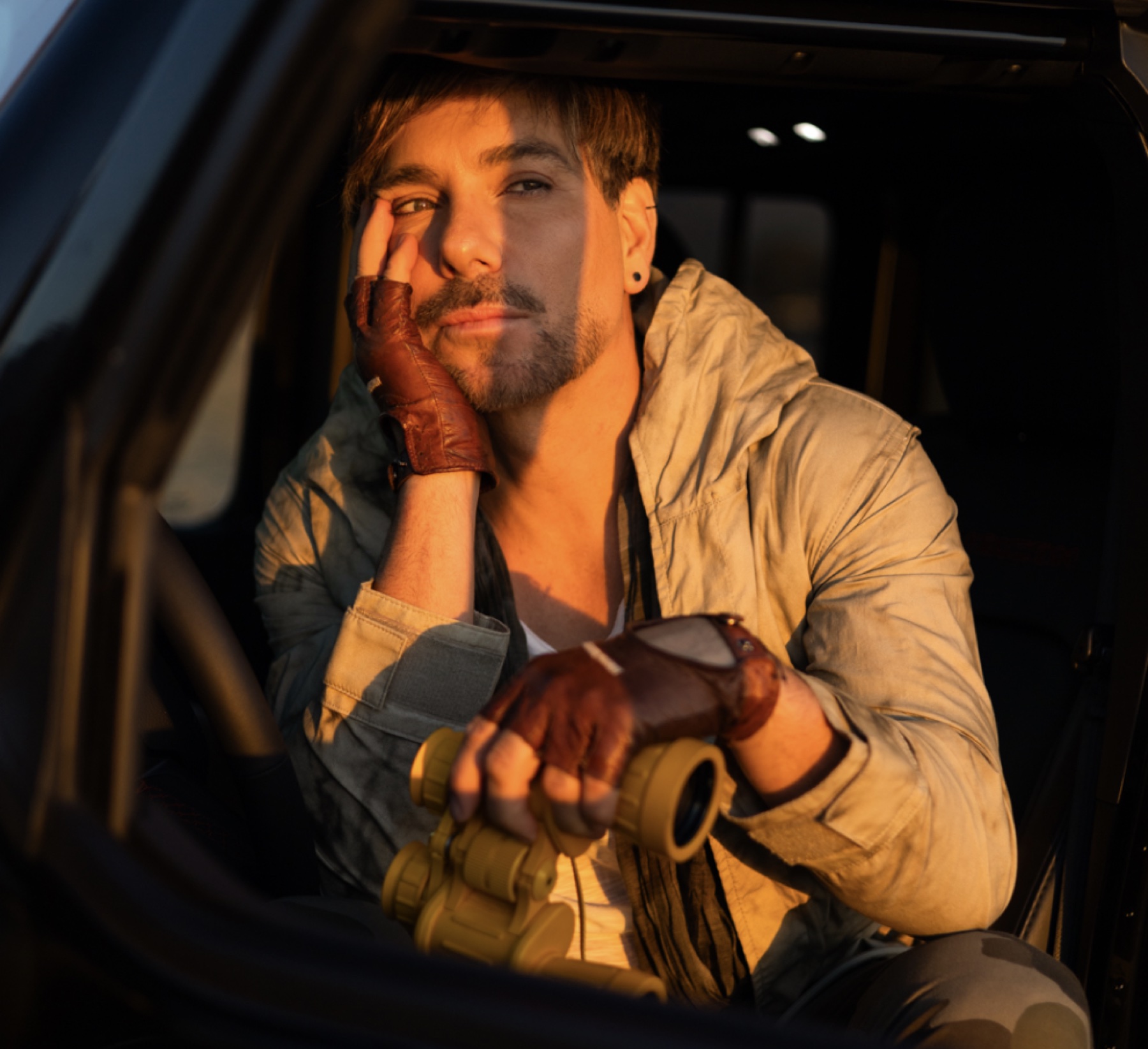 Retrato en auto con binoculares